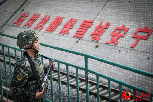 武警西藏總隊(duì)拉薩支隊(duì)執(zhí)勤八大隊(duì)官兵在鐵路旁執(zhí)勤。支翔宇 攝