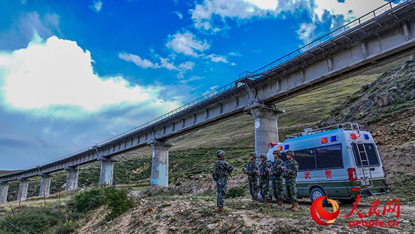 武警西藏總隊(duì)拉薩支隊(duì)執(zhí)勤八大隊(duì)官兵進(jìn)行護(hù)路演練以應(yīng)對(duì)突發(fā)情況。張磊 攝