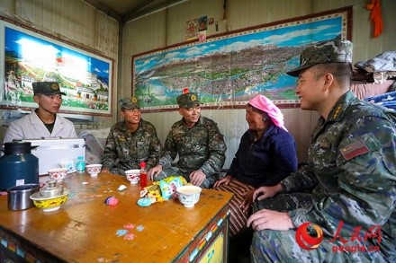 武警西藏總隊(duì)拉薩支隊(duì)執(zhí)勤八大隊(duì)官兵慰問藏族老人。何騰海 攝