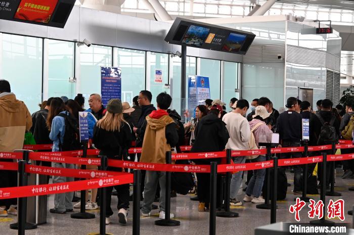 圖為“五一”期間，拉薩貢嘎機場旅客密集出行。　扎西頓珠 攝