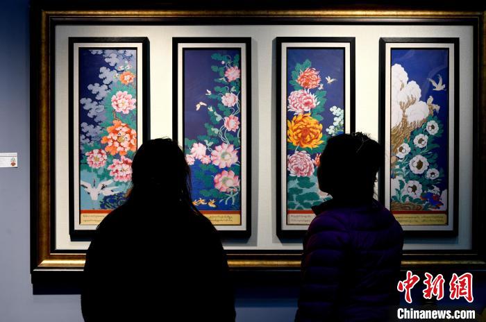 圖為5月16日，觀眾正在欣賞展覽中的新創(chuàng)唐卡作品。　李林 攝