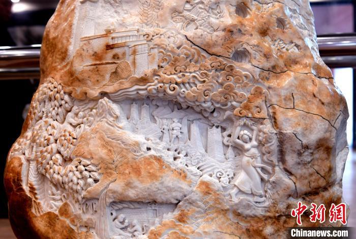 圖為5月16日，展覽中的漢白玉雕作品《猴子變?nèi)恕??！±盍?攝