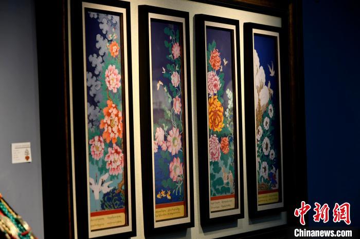 圖為5月16日，展覽中新創(chuàng)唐卡作品《四季花》?！±盍?攝
