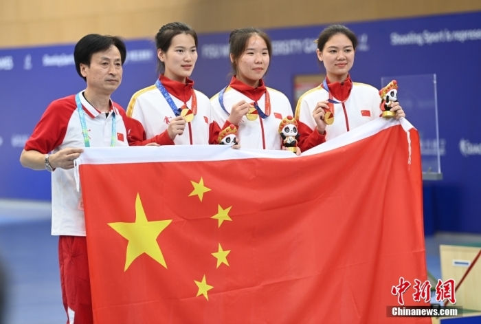 8月1日，第31屆世界大學(xué)生夏季運動會女子25米手槍團體決賽在四川成都舉行，中國隊獲得冠軍。圖為中國隊選手熊亞瑄(左二)、林雅茜(右二)、王珂怡(右一)等站在領(lǐng)獎臺上合影。<a target='_blank' href='/'><p  align=